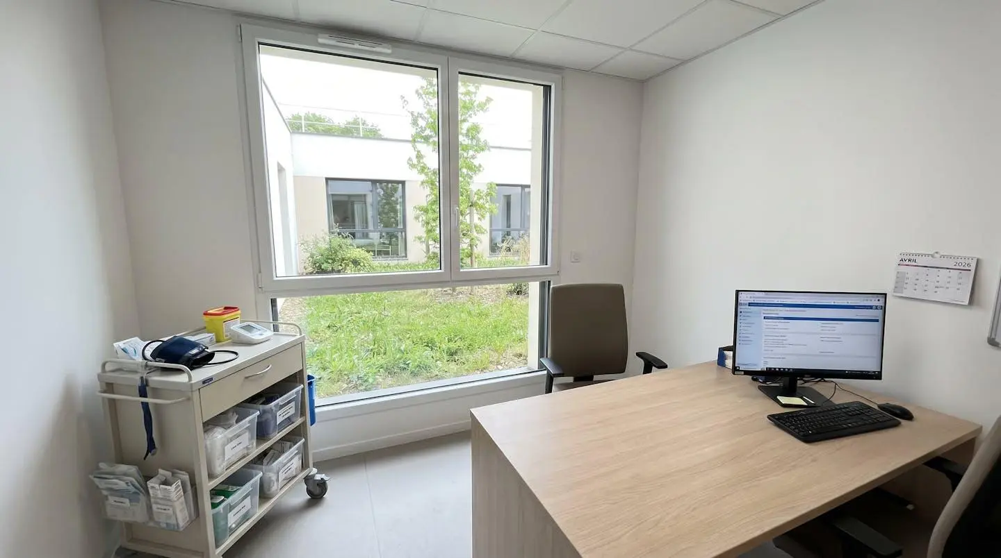 Salle de soins médicaux moderne et lumineuse d'un EHPAD contemporain, vide, avec équipements médicaux discrets sur chariot
